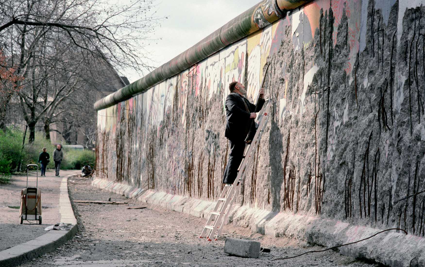 Сторона берлин. Берлинская стена 1970. Западная Берлинская стена. Железный занавес Берлинская стена. Каменная стена Берлин.